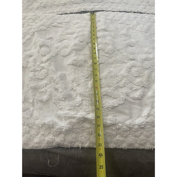 Better Trends Chenille Queen White Bedspread Set Medallion 102" x 110" 3 Pillow - Picture 4 of 12